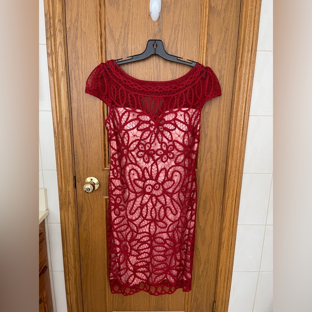 Chic Burgundy Lace Midi Dress